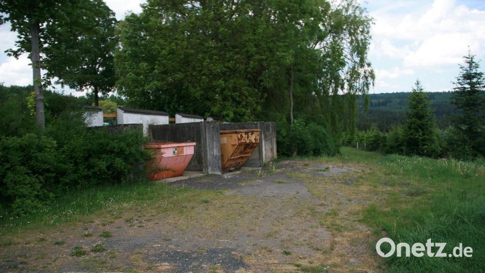 Ein unschöner Anblick: Der Container-Stellplatz am Friedhof. Bürgermeister Wolfgang Braun versprach eine baldige Neugestaltung. Auch wolle man Parkflächen schaffen. Bild: wro
