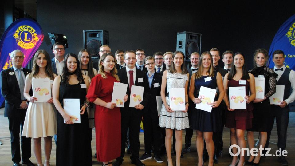 Die Mitglieder des neu gegründeten Leo Clubs Weiden &quot; Oberpfälzer Löwen&quot; mit District Governor Prof. Dr. med. Ernst-Dietrich Kreuser, Lions Weiden-Präsident Wolfgang Wagner sowie Leo Beauftragtem Harald Märtin (hinten, von links)