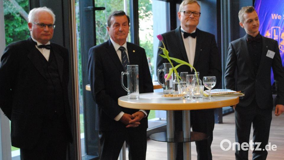 Zonenchairman Wolfang Würschinger, Präsident Franz Göhl (Lions Club Tirschenreuth), Leo Beauftragter Harald Märtin und Leo Club Weiden-Gründungspräsident Cassian Schäfer (von links)