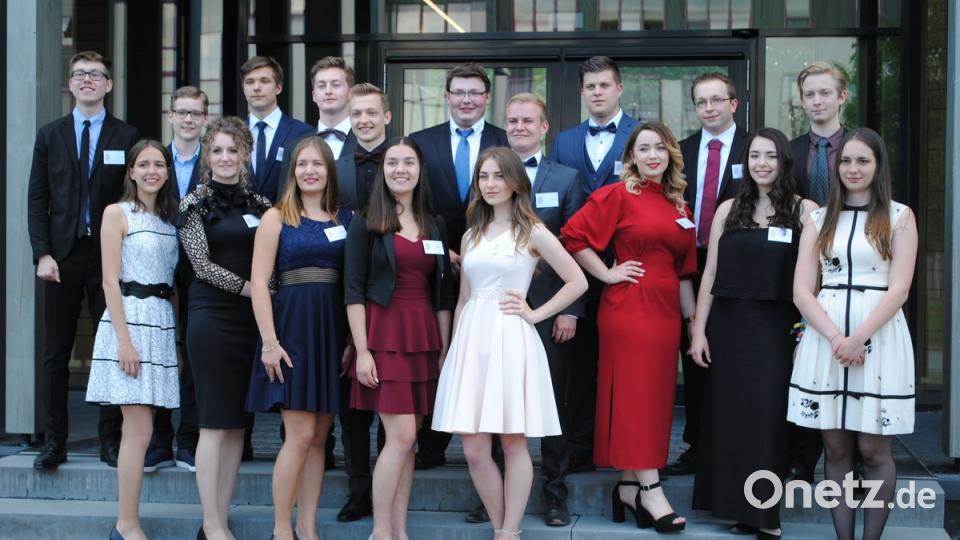 Die &quot;Oberpfälzer Löwen&quot; samt Ehrengästen: Cassian Schäfer, Constantin Schäfer, Julia und Johann Forster, Lucas Weigl, Christina Waltner, Isabel und Verena Beer, Clara Freitag, Moritz, Max und Elisabeth Märtin, Angela Powalla, Titus Lang, Ludwig Lachmeyer, Kevin Hälsig, Hannah Wohl, Nico Meinl, Elena Knobloch, Helena Gollwitzer.  	Bild: gag