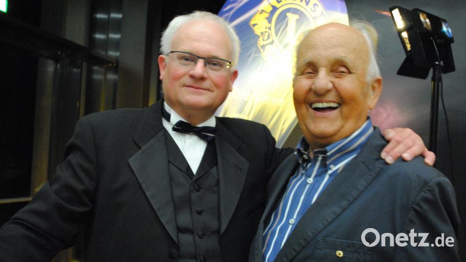 Zonenchaiman Wolfgang Würschinger (links) mit dem Gründungspräsidenten des ersten Leo Clubs Weiden &quot;Apud Salices&quot;, Zahnarzt Dr. Franz Kick