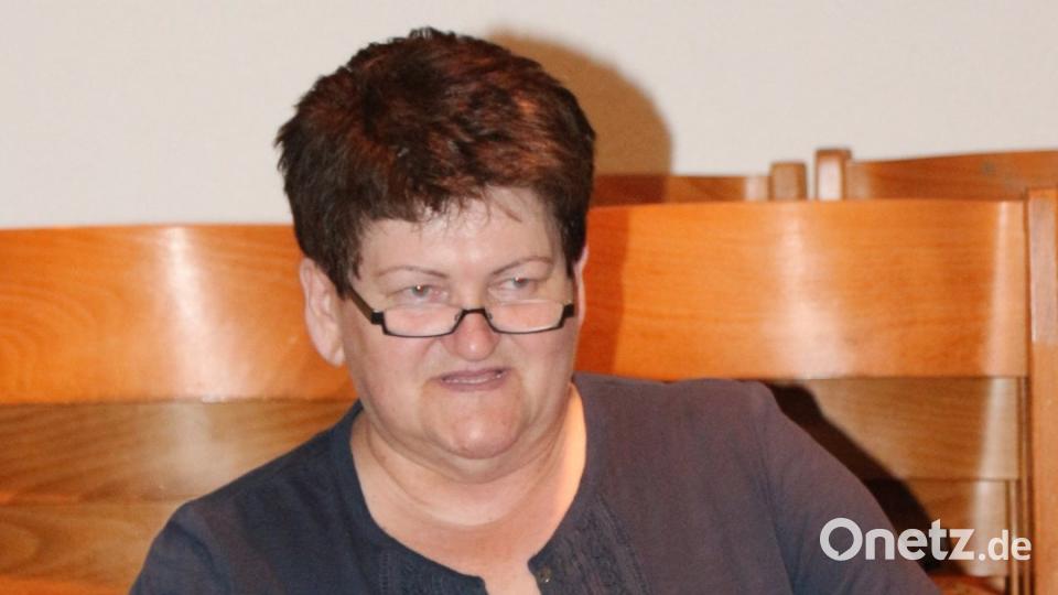 Monika Fralix freut sich über die vielen Gäste und berührt mit ihrer Geschichte von der wahren Mutterliebe und Liebe zur Mutter.