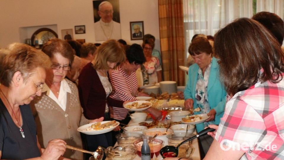 Das Büfett der Vorstandsmitglieder des Katholischen Frauenbundes lässt bei den Müttern keine Wünsche offen. 	Bild: rpp