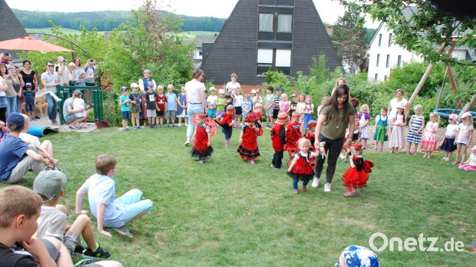 Auftritt der Krippenkinder als "Sonnenkäfer"