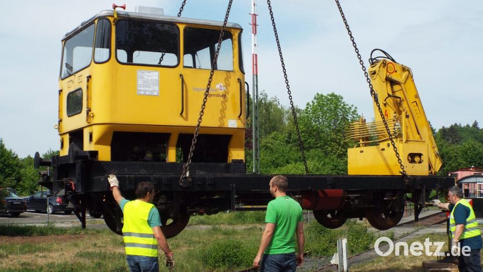 Gar nicht so einfach: Aufgrund der Größe und des Gewichts der Fahrzeuge ist eine logistische Herausforderung erforderlich. Bilder: Klaus Högl (2)