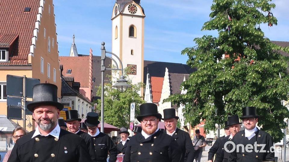 Der Kaminkehrer-Chor und das Blasorchester marschierten auf und gaben ein Standkonzert.