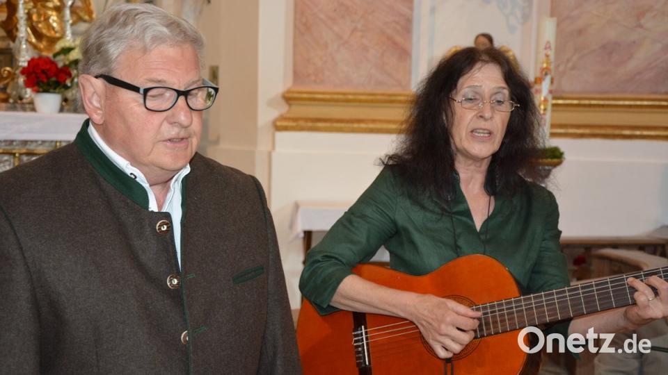 Franz Danhauser - hier mit Monika Kunz beim Auftritt
als "Neualbenreuther Zwio" - hatte das Mariensingen in der Kapplkirche wieder federführend organisiert. Bilder: jr (2)