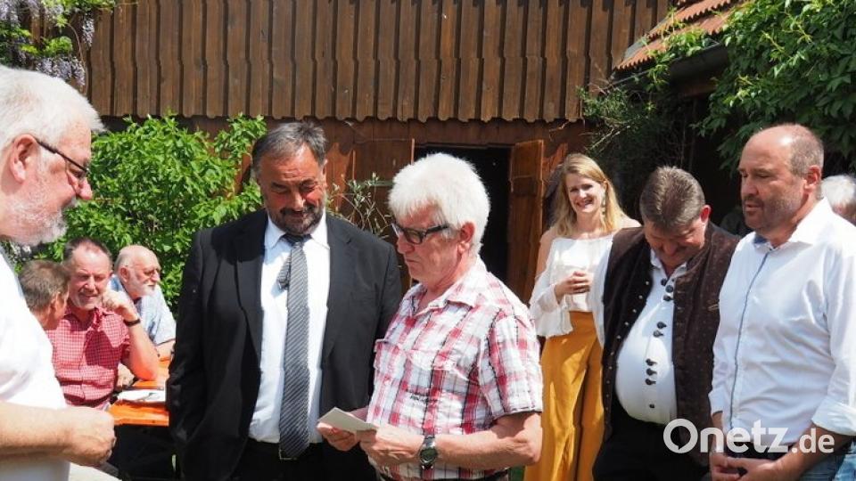 Nikolaus Globisch (links) feiert 70. Geburtstag. Auch Bürgermeister Josef Beimler, Verwaltung und Marktrat gratulieren.  	Bild: fvo