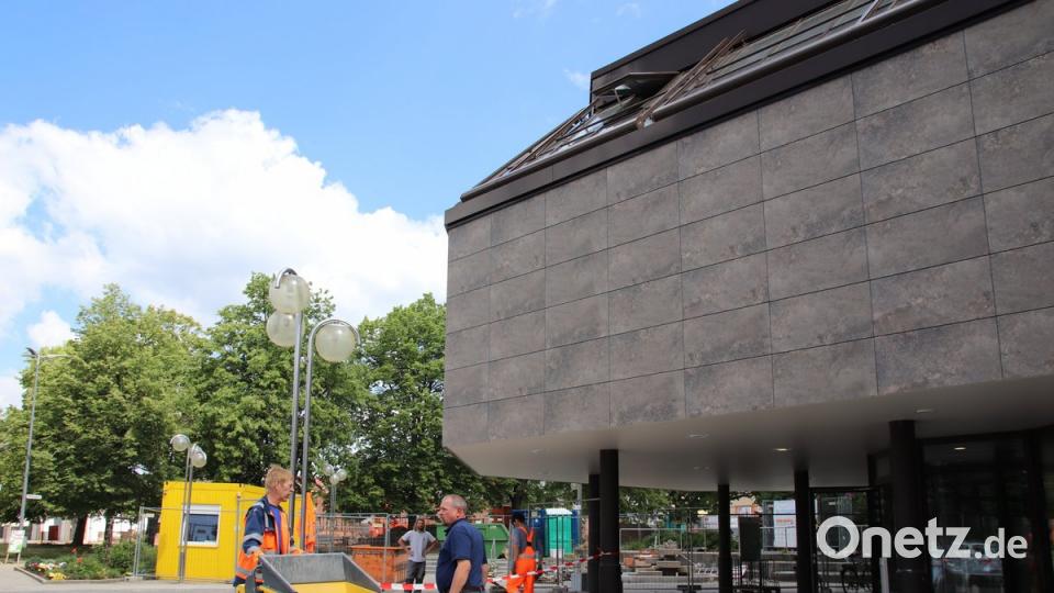 Neue Kacheln an der Fassade machen deutlich, dass das Rathaus einen neuen "Look" bekommen hat. Was man nicht sieht ist der Vollwärmeschutz, der im Zuge der energetischen Sanierung des Gebäudes eingebaut wurde.     
 	 Bilder: Dobler (3)