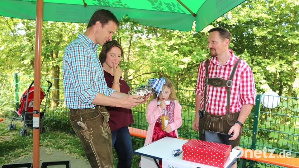 Die verschiedenen Spielstationen waren beim Kinderfest stets dicht umlagert. Nicht leicht das Schätzen der Anzahl von Knöpfen in einem Glas.