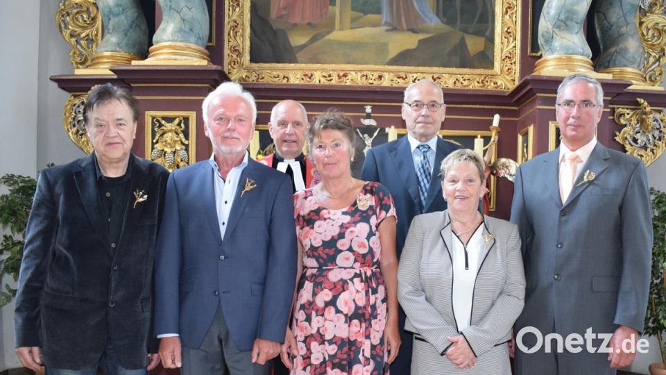 Über die goldene Konfirmation freuen sich (von links) Manfred Linke, Günter Gebhard, Pfarrer Konrad Schornbaum, Hildegard König, Wolfgang Melchner (diamantener Konfirmand), Marianne Bär und Klaus Luber.