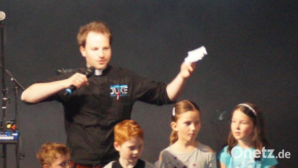 Kaplan Martin Popp freute sich über ein volles Haus und begrüßte auch sehr junge Gäste zum Konzertabend in der Mehrzweckhalle.