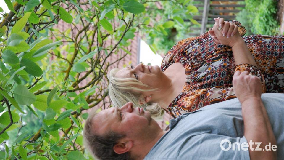 Martina Herbst (rechts), Mitarbeiterin im Schulmuseum, und Stadtgärtnermeister Klaus Herbst besprechen im Schulgarten die zukünftige Gestaltung. 	Bild:er: Andreas Royer (2)