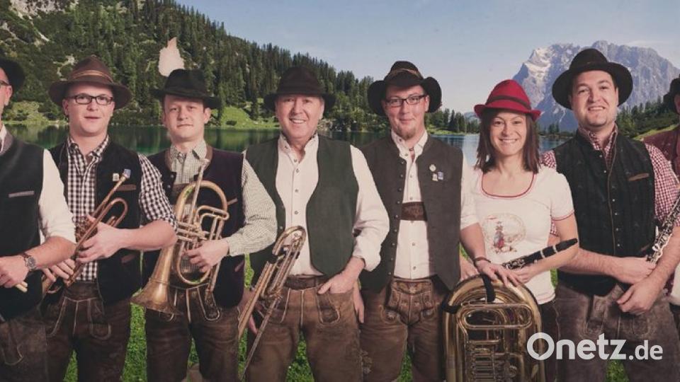 Am Pfingstmontag spielt im Festzelt in Haag die &quot;Eslarner Showband&quot; auf. Die zehn Vollblutmusiker aus Bayern und Tschechien touren seit Jahren durch die bayerischen Festzelte und garantieren Stimmung pur. Dabei unterstützen Showeinlagen, wechselnde Kostüme, Lichtshow und eine Großleinwand.  	Bild: exb