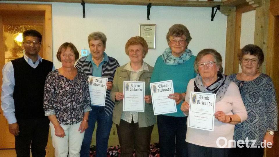 Für langjährige Mitgliedschaft im Mütterverein dankten Pfarrer Joseph (links) sowie die Vorsitzenden Monika Seidel (Zweite von links) und Irene Hasenfürter (rechts) Martha Höfer und Marianne Etterer (Vierte und Fünfte von links). Für ihre langjährige Mitarbeit im Vorstand wurden Lucia Schmidt (Dritte von links) und Hilde Wildenauer (Zweite von rechts) ausgezeichnet.  	Bild: bsc