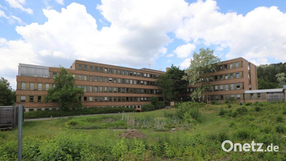 Für das neue Verwaltungsgebäude am Landratsamt wurde der Bauplatz weitgehend freigeräumt. Nun stehen Gründungs- und Tiefgeschossarbeiten an. Dafür sind in diesem Jahr eine Million Euro vorgesehen.	Bild: Götz