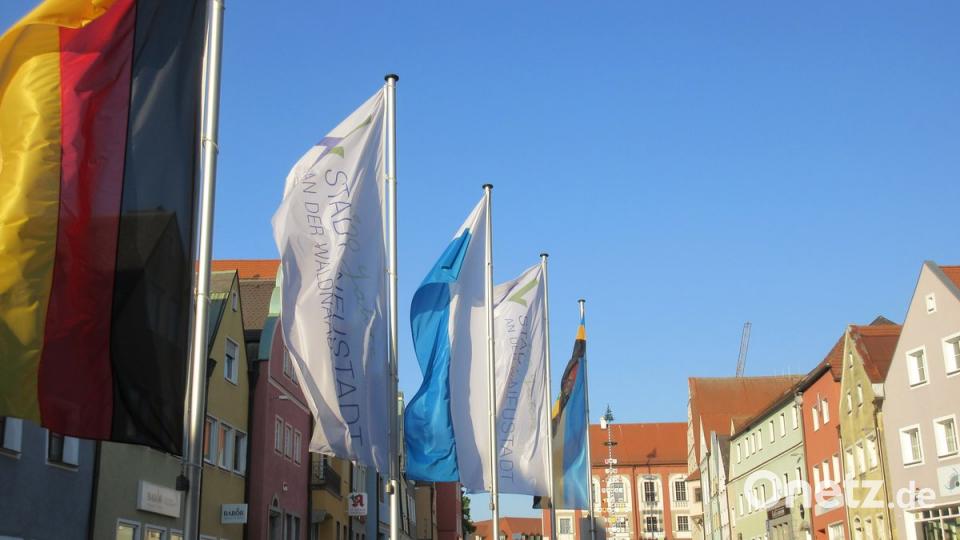 Vier Fahnen, ähnlich denen am Stadtplatz, sollen künftig die Einfahrt in die Kreisstadt beim Kreisverkehr unterhalb der DJK zieren. Bild: ui
