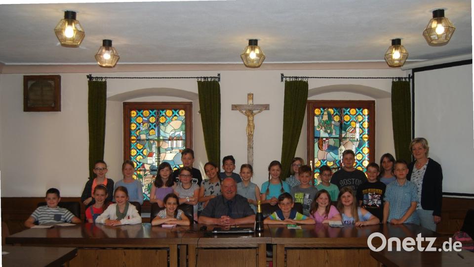 Meldeamt, Kämmerei, Kasse: Mit großer Neugier erkunden die Grundschüler das Rathaus. Schließlich landen sie im Sitzungssaal, wo sich Bürgermeister Peter Lehr einer Fragerunde stellen muss.  	Bild: rn