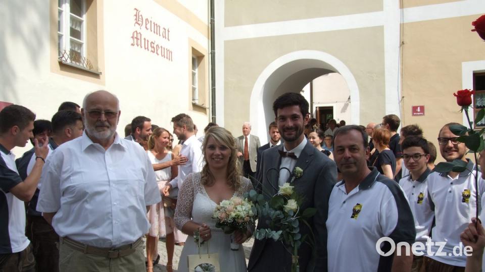 Die frisch gebackenen Eheleute Sandra und Peter Meier wurden nach der kirchlichen Trauung von einem langen Spalier überrascht.