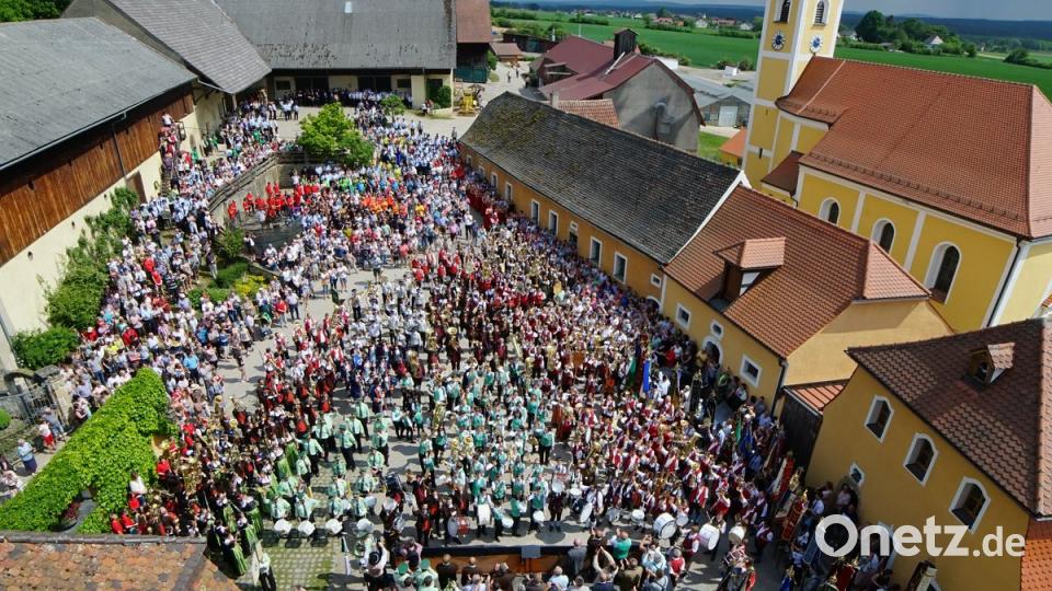 Der Gemeinschaftschor im Schlosshof ist einer der Höhepunkte beim Jubiläum der JBK.  	Bilder: nib (3)