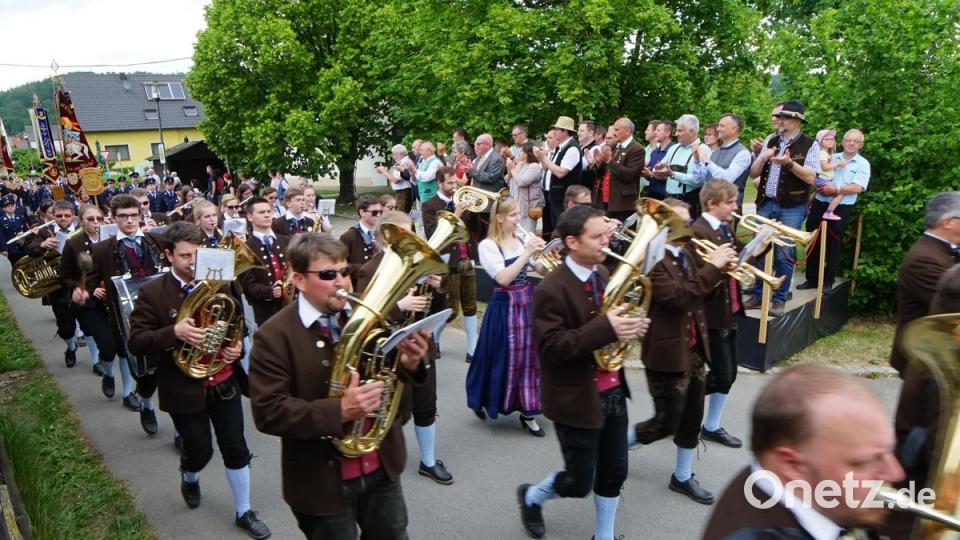 In einem feierlichen Festzug marschieren die Musikanten durch das Dorf. Insgesamt gehen 13 Kapellen und 53 Vereine mit, um der Jugendblaskapelle zum Geburtstag zu gratulieren.