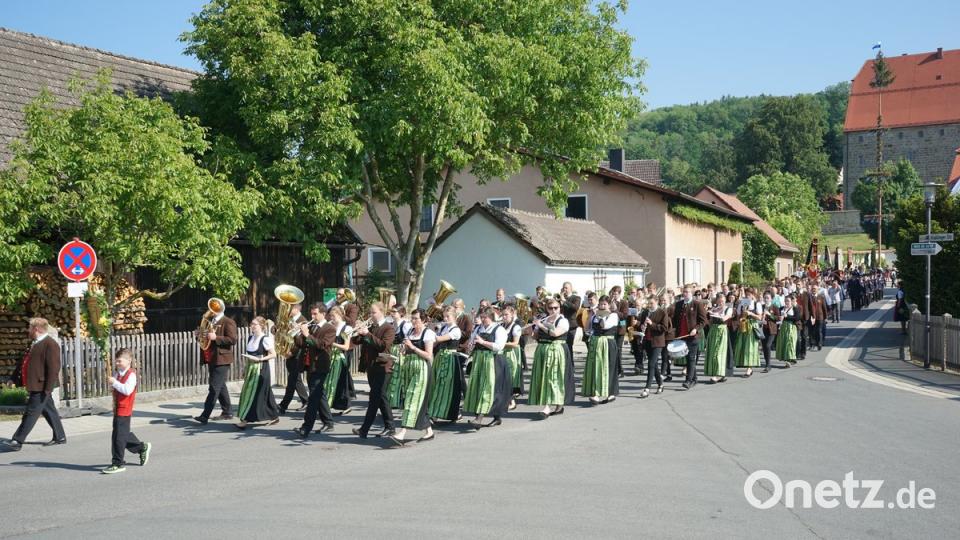 Der Kirchenzug wurde führte vom Festplatz zum Dorfplatz und wieder zurück.