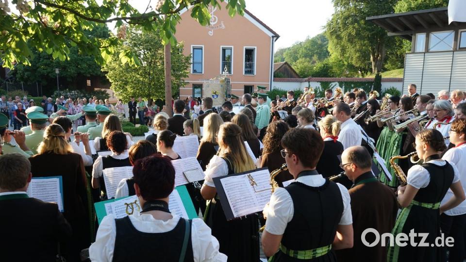 Mit dem Standkonzert am Dorfplatz eröffneten die JBK Fensterbach und das Bundestampourskorps das Festwochenende