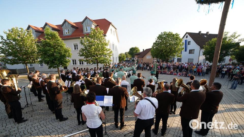 Mit dem Standkonzert am Dorfplatz eröffneten die JBK Fensterbach und das Bundestampourskorps das Festwochenende