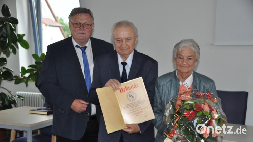 In einer Festsitzung des Gemeinderats überreicht Bürgermeister Manfred Porsch Max Haas (mit Ehefrau Elfriede, von links) die Ernennungsurkunde zum Ehrenbürger.  	Bild: ak
