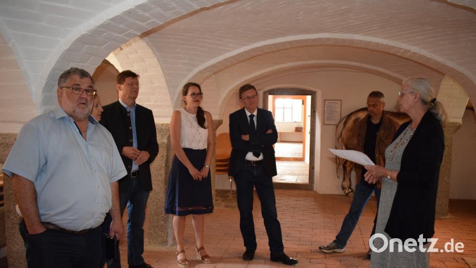 Museumsleiterin Dr. Birgitt Angerer (rechts) bedankt sich bei den Behördevertetern für die Unterstützung bei der Einrichtung der Medienstation.