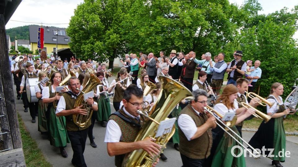 Zu den  teilnehmenden Kapellen gehörte auch die aus Schwarzenfeld.
