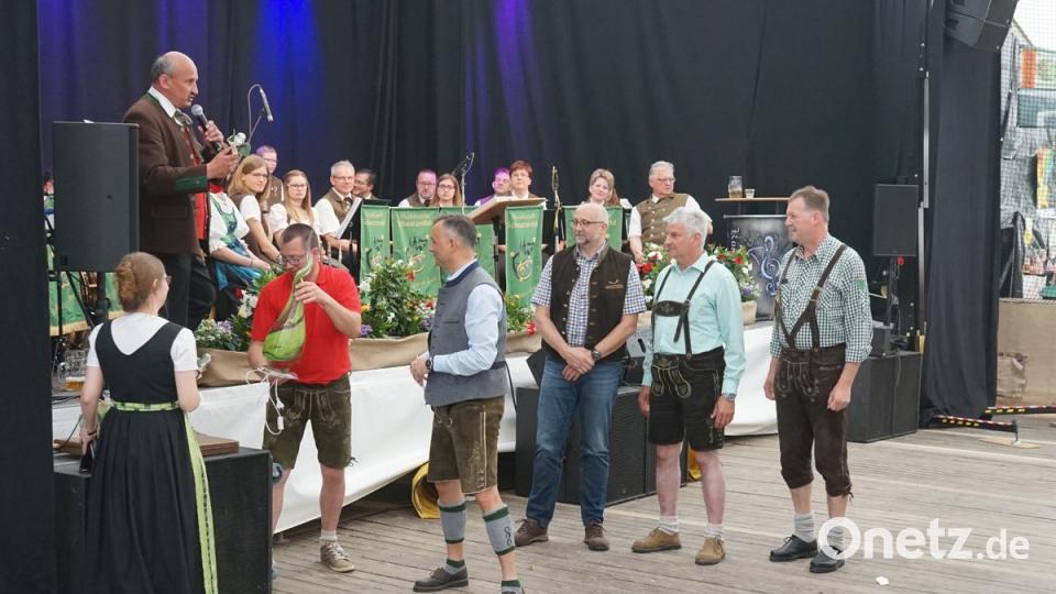 Geschenke gab es für die Schirmherren des Festes, die Geschäftsführer der Firma Quadrus.
