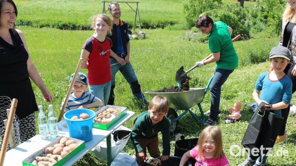 Mit großem Eifer befüllen die Kinder ihre Kartoffeltaschen.