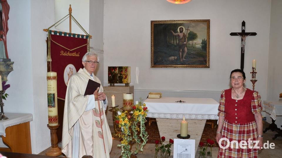Rote Rosen und eine Gedenktafel erinnerten an die jüngst verstorbenen ehemaligen Landsleute. Bild: fjo