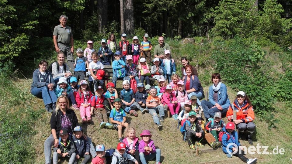 Die Buben und Mädchen der Kindertagesstätte Neukirchen zu St. Christoph verbringen mit dem OWB erlebnisreiche Stunden am &quot;Sieben-Insel-Weiher&quot;.  	Bild: pi