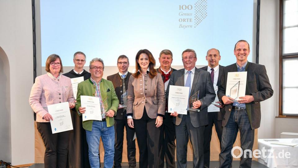 Bei einem Festakt in der Würzburger Residenz wurde der Titel „Genussort“ verliehen. Im Bild (von links) die Vertreter der Oberpfalz bei der Prämierung am 11. Mai mit Staatsministerin Michaela Kaniber (5. von links) zusammen mit den Preisträgern aus den Genussorten Naturpark Hirschwald, Plankstetten, Kornthan und Muckenthal, Moosbach, Etzenricht, Königstein, Tännesberg und Bach a. d. Donau. Bürgermeister Toni Dutz (3. von links) nahm die Auszeichnung für Kornthan und Muckenthal entgegen. Bild: exb Ministerium für Ernährung, Landwirtschaft und Forsten
