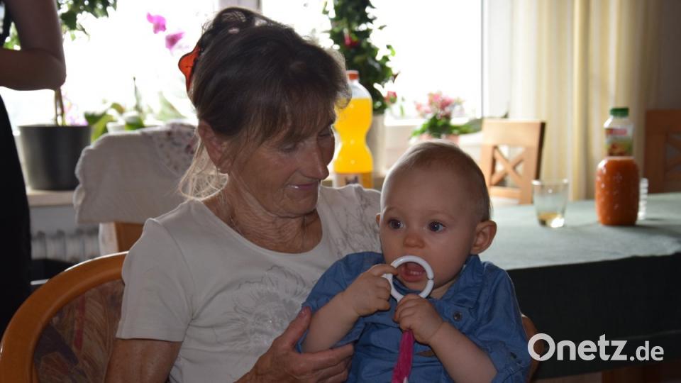 Urenkelin Emily ist der ganze Stolz von Maria Sperl, die nun seit ein paar Tagen 80 Jahre alt ist.   	Bild: fla