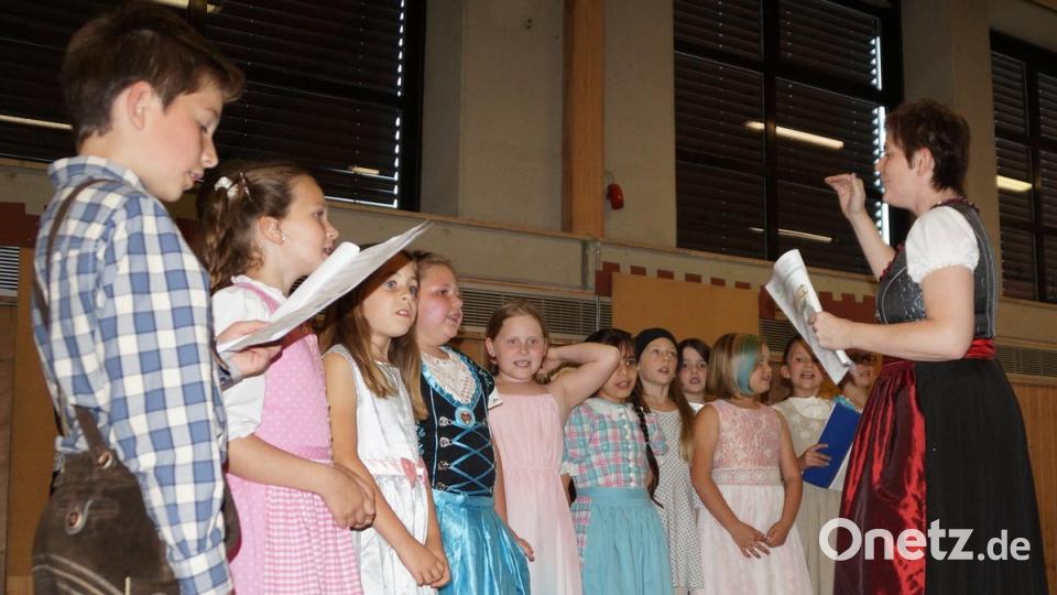 Der Grundschulchor bot einen erfrischenden Auftritt mit viel Bewegung.