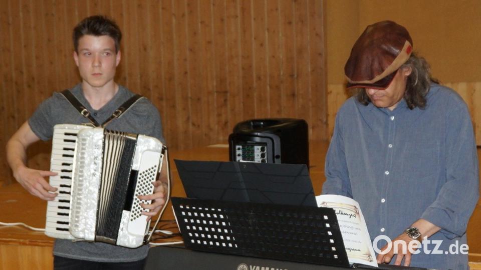 Musiklehrer Jürgen Rohr und Tobias Eichstetter waren in Dauerstress. Sie waren fast bei allen Aufführungen begleitend tätig und glänzten als Duo mit schönen Melodien.