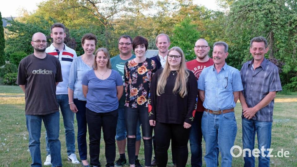 Bürgermeister Konrad Kiener (Fünfter von rechts) gratulierte dem neuen Vorstand von "Gut Holz" Wernberg/Pfreimd. Er setzt sich zusammen aus (von links): Uwe Münch, Markus Knorr, Andrea Voigt, Sibylle Kraus, Marco Norgauer, Sarah Norgauer, Vanessa Luley, Thomas Groth, Thomas Mergans und Steffen Philipiak.  	Bilder: twi (2)