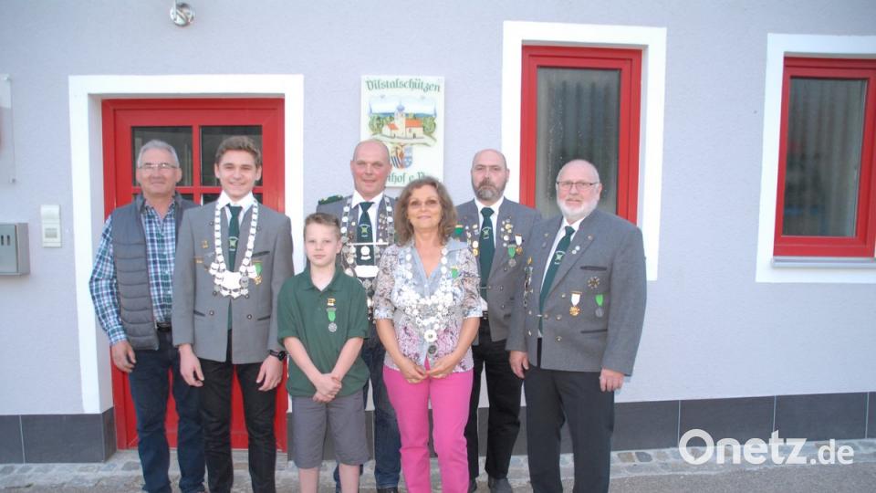 Die Würdenträger mit (von links) Jugendkönig Markus Werner, Jugendritter Louis Birner, Schützenkönig Helmut Werner, Schützenliesl Elli Meisinger, 2. Ritter Harald Scheuerer.  	Bilder: pop (2)