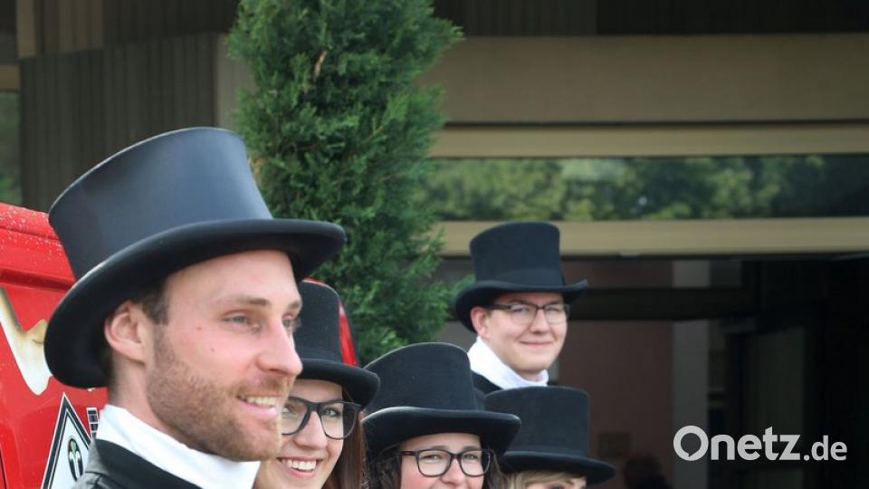 Die Kaminkehrer putzten sich für die Festsitzung am Mittwoch heraus. In der Stadt Schwandorf kamen zur Landesverbandstagung Schlotfeger aus dem ganzen Freistaat zusammen. In Bayern gibt es insgesamt 1451 Kaminkehrerbetriebe.	Bilder: Götz (4)