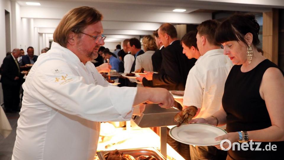 Zwei Höhepunkte bei der Zusammenkunft der Kaminkehrer: Am Dienstag gab Sternekoch Hubert Obendorfer (links) das Essen an die Gäste aus. Am Mittwoch kam Finanz- und Heimatminister Albert Füracker (rechts) in den Konrad-Max-Kunz-Saal.