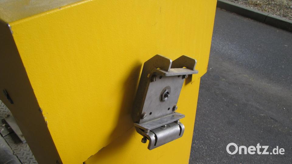 Wo früher die Schranke befestigt war, blieb nur das Scharnier übrig.