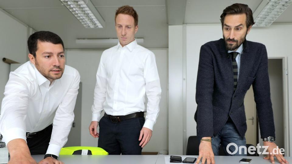 Bauleiter David Werdow (von links), Projektmanager Tim Schmidt sowie Projektleiter Daniel Drmac stellen die Pläne zum Bau des Parkhauses Marienstraße vor.