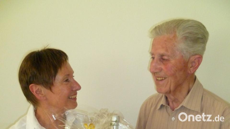 Geschäftsführerin Dagmar Kierner ehrt Josef Graf für 60 Jahre Mitgliedschaft beim Werkvolk.