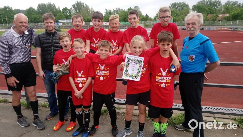 Ein 2:1 im Finale gegen das Gregor-Mendel-Gymnasium macht diese Mannschaft der Schönwerth-Realschule zum Stadtmeister. Bild: Thomas Gebele (2)