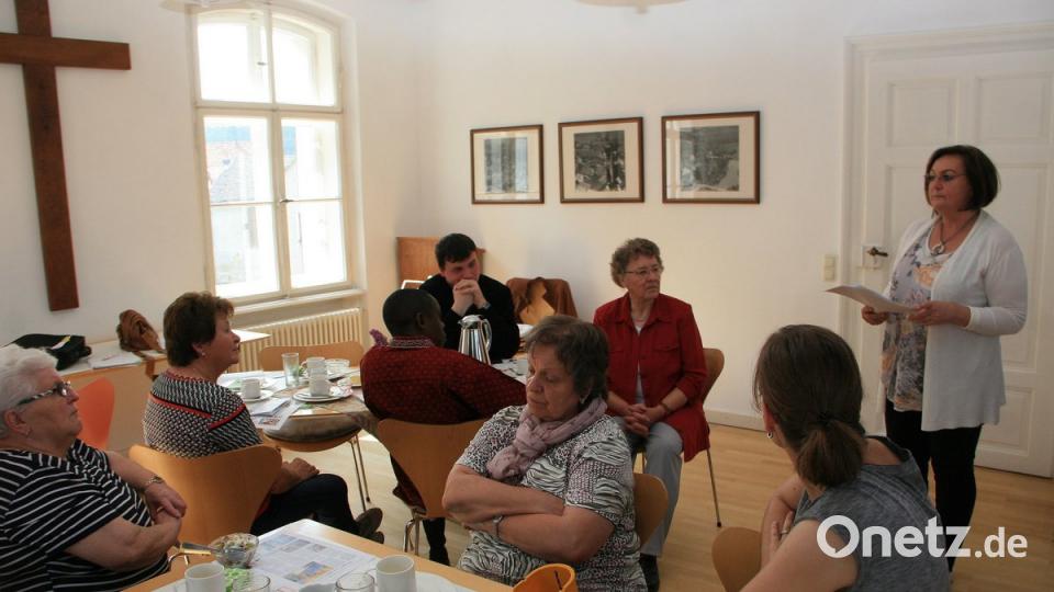 Eindrucksvoll und mit viel Engagement berichtete Nicole Fürst beim Frauenfrühstück über die Arbeit und über die Ziele der von ihr geleiteten „Mitterteicher Tafel“. Bild: wro