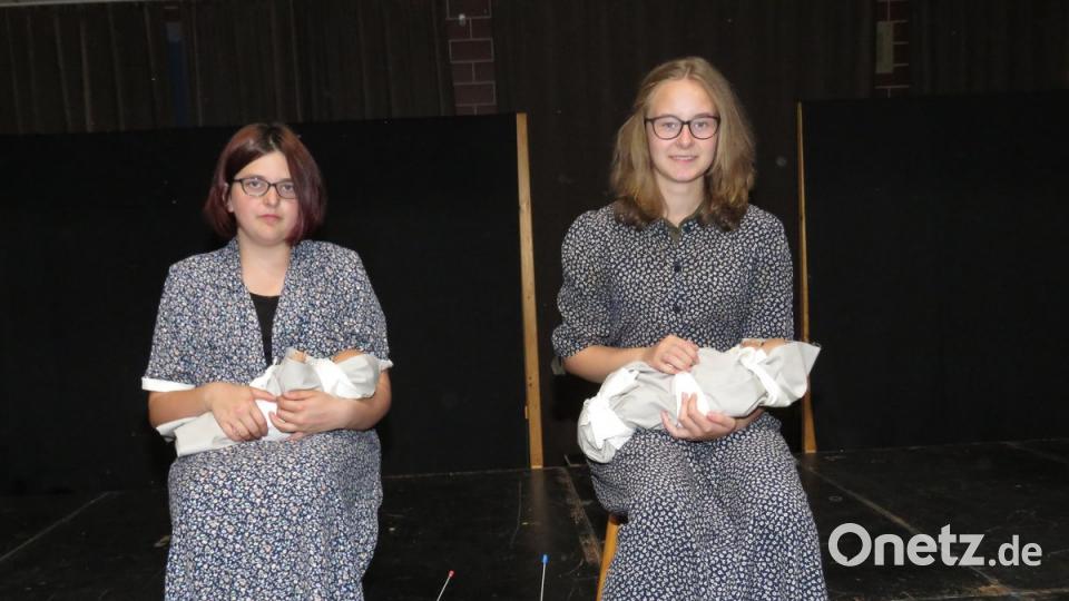 Die Mittelschule verwendet für ihre moderne Faust-Inszenierung eine interessante Variante: Die beiden Gretchen-Darstellerinnen Anja Gradl und Leni Richtmann (v. li.) beklagen gleichzeitig auf der Bühne ihr Leid.