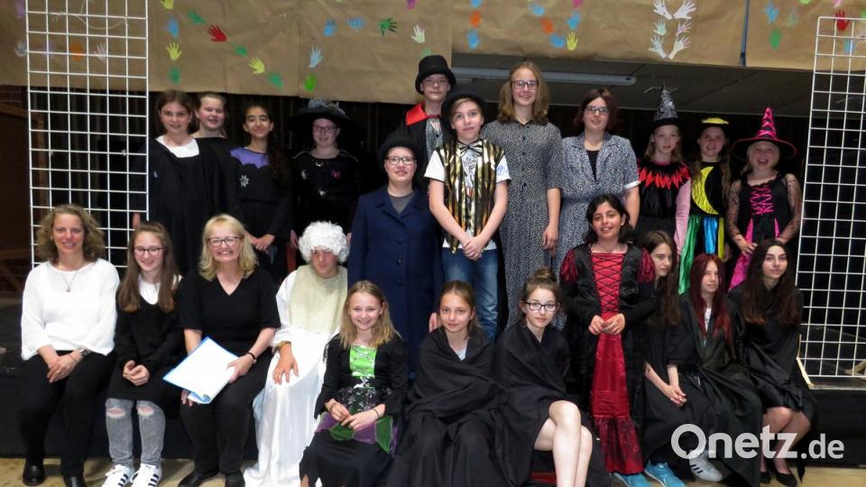 Eine starke und mutige Truppe: Regisseurin und Lehrerin Marianne Stangl (3 v. li.) und ihre Kollegin Sandra Müller (li.) proben seit Januar mit der AG Theater und der AG Tanz den Goethe-Klassiker ein.